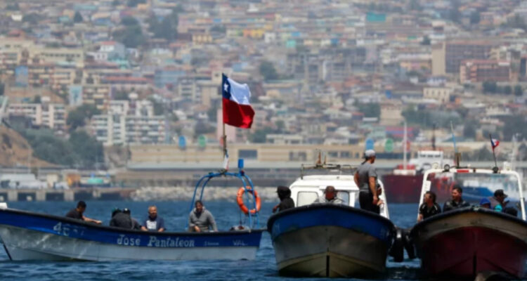 Pescadores y Aguas Pacífico firman acuerdo tras meses de conflicto por planta desaladora en Quintero