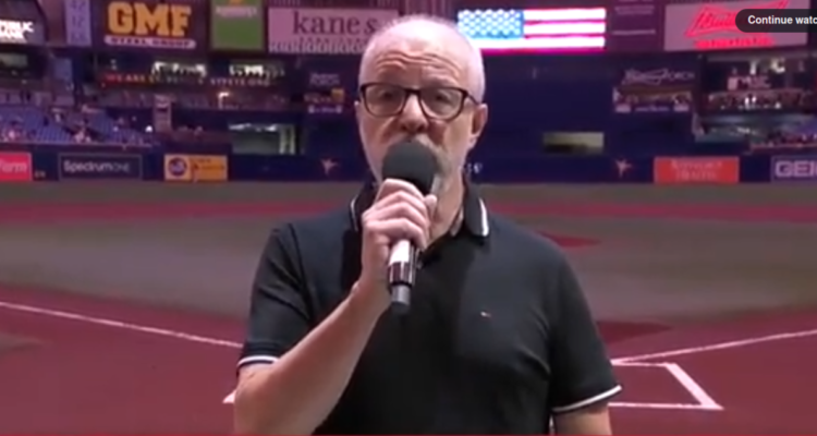 Alberto Plaza entonando himno de Estados Unidos