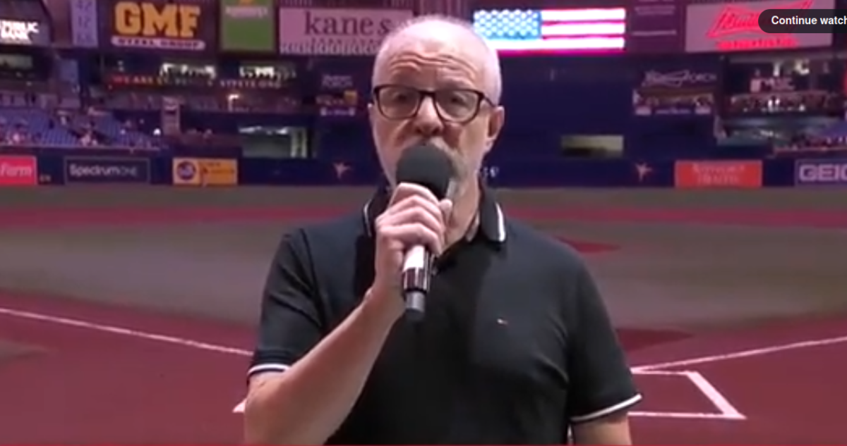 Alberto Plaza entonando himno de Estados Unidos