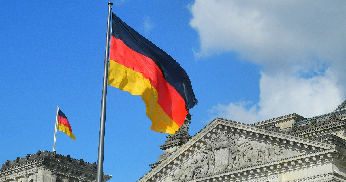 dos bandeas alemanas flameando en los alrededores del Reichstag