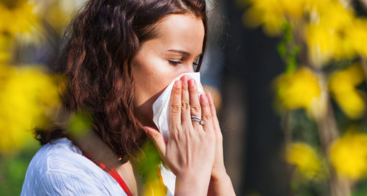 Cómo diferenciar entre una alergia de primavera y un resfrío