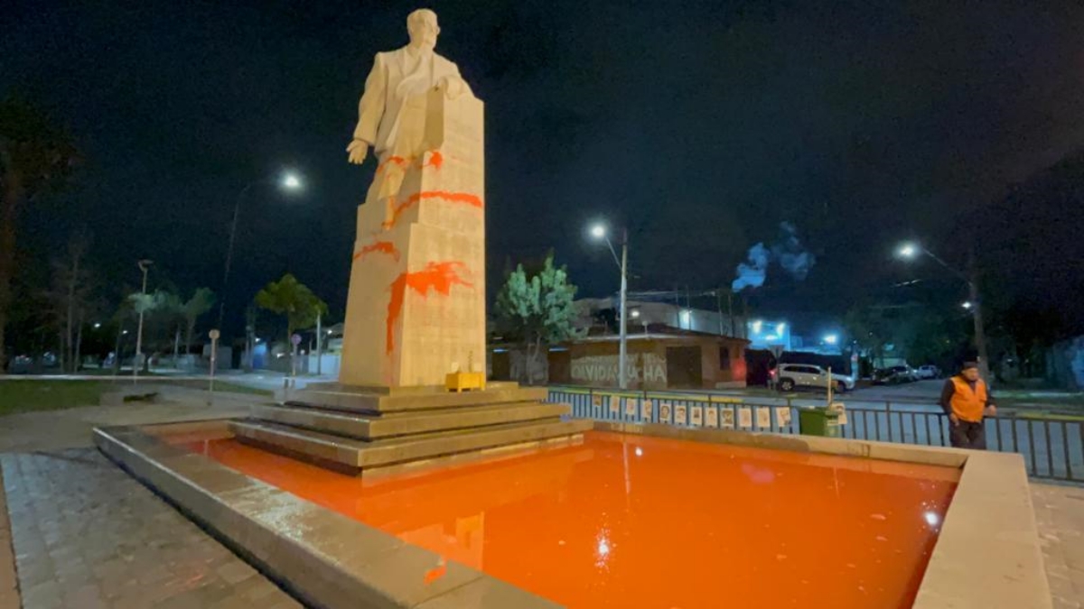 Buscan a sujetos que vandalizaron estatua de Salvador Allende en San Joaquín