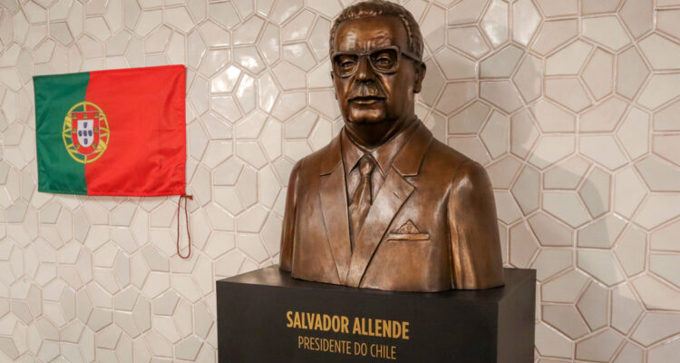 Portugal inaugura escultura de Salvador Allende en el Metro de Lisboa