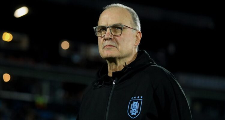 Marcelo Bielsa fue ‘amenazado’ por histórico exjugador de Uruguay.