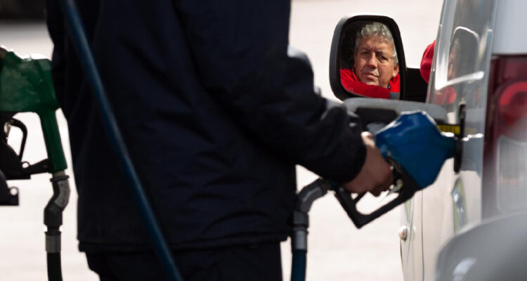 Hombre vertiendo combustible