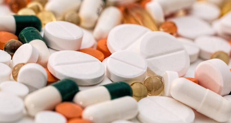 imágenes de distintos tipos de medicamentos tipo pastillas y comprimidos