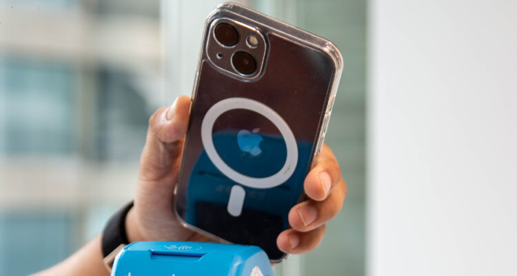 iPhone usado para pagar en una máquina POS