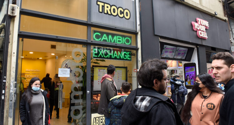 En Argentina se disparó el dólar blue y marcó nuevos máximos