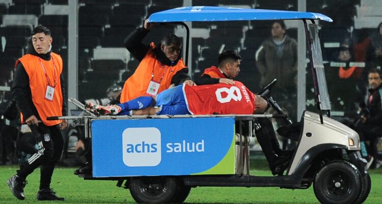 Arturo Vidal sufrió grave lesión ante Colombia.