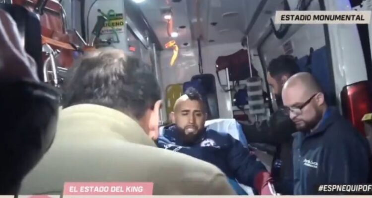 Arturo Vidal en ambulancia tras partido