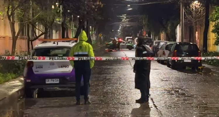 Asesinato en Santiago: hombre muere apuñalado y baleado en plena vía pública