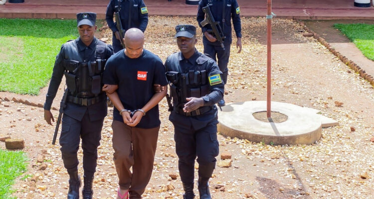 “Maté y comí a dos más”: el asesino en serie de Ruanda que enterró a 12 víctimas en su jardín