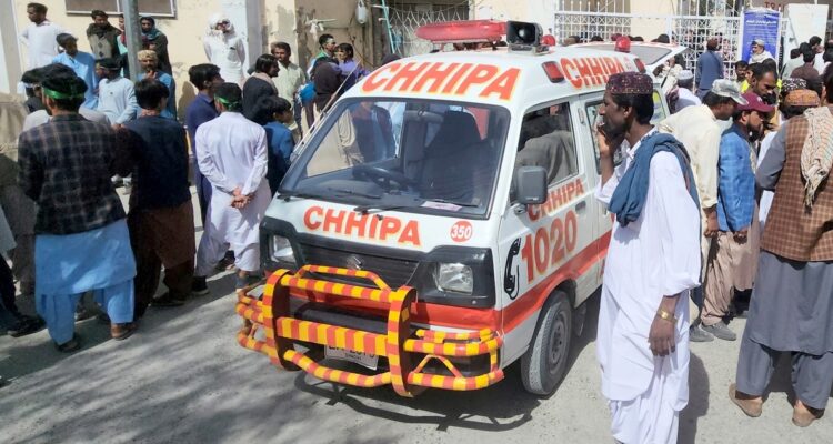 Al menos 52 muertos deja ataque suicida en una mezquita de Paquistán