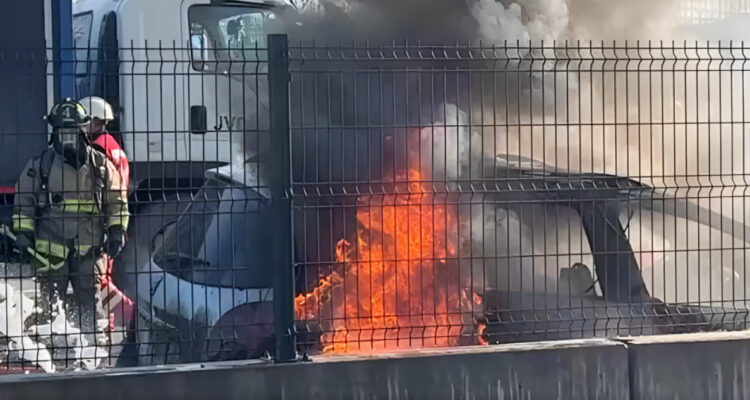 Automóvil se incendia en plena Autopista Vespucio Sur en San Ramón: conductor resultó ileso