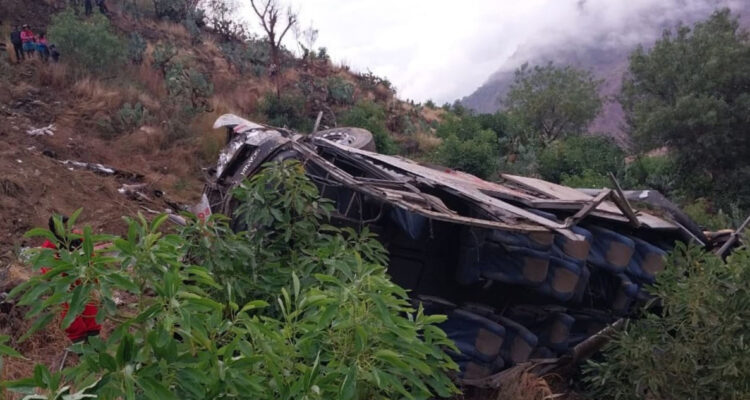 Al menos 24 muertos deja caída de un autobús a un abismo en el sur de Perú
