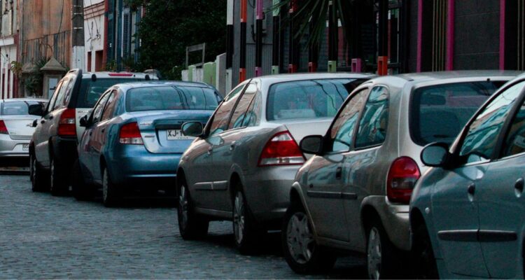 ¿Quiénes están detrás del proyecto que obliga grabar patentes en espejo y ventanas de vehículos?