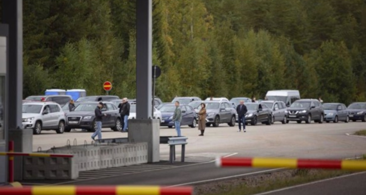 Fila de vehículos en la frontera entre Rusia y Finlandia