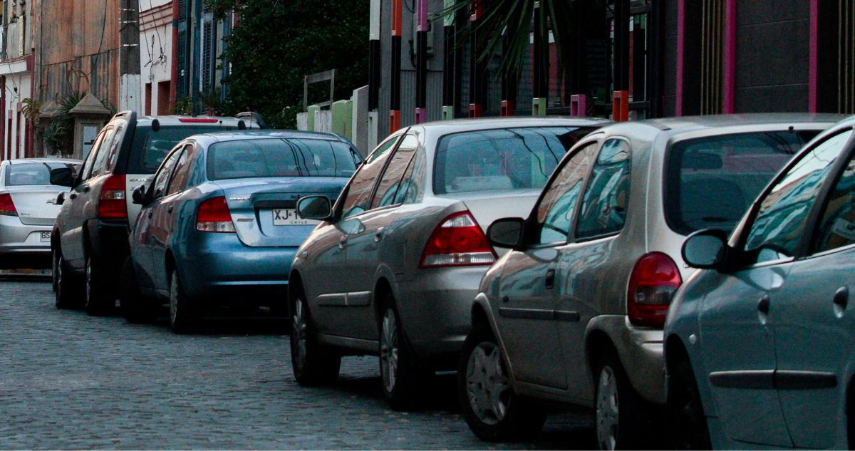 ¿Quiénes están detrás del proyecto que obliga grabar patentes en espejo y ventanas de vehículos?