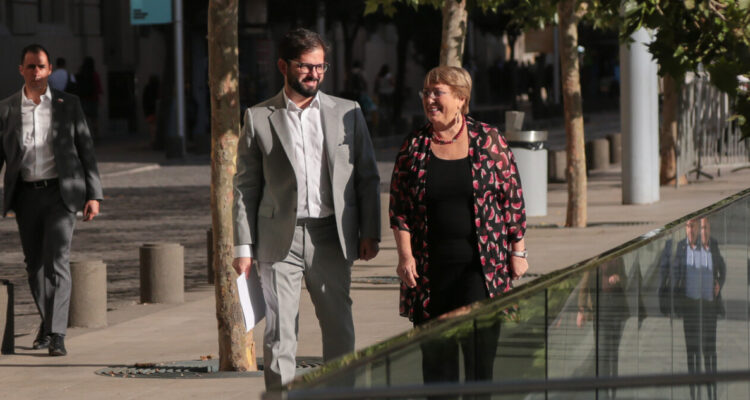 Presidente Boric se reune con Bachelet en La Moneda por conmemoración de los 50 años del Golpe
