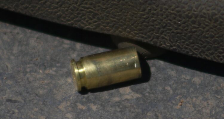 Hombre permanece grave tras recibir disparo en abdomen desde vehículo en movimiento en Valdivia