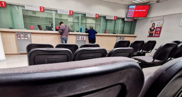 Ejecutiva bancaria ayudó “por pena” a supuesto cliente: era ladrón y terminó robando $315 millones