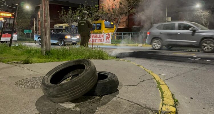 Sujetos instalaron barricadas en San Miguel bajo el eslogan “La rebelión se justifica”