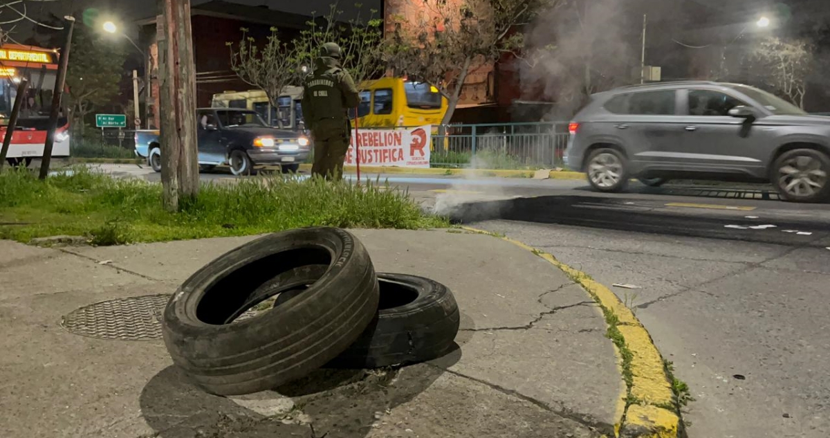 Sujetos instalaron barricadas en San Miguel bajo el eslogan “La rebelión se justifica”
