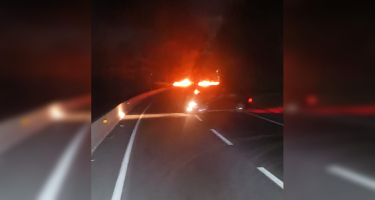 Con barricadas cortan acceso a San Antonio durante esta madrugada