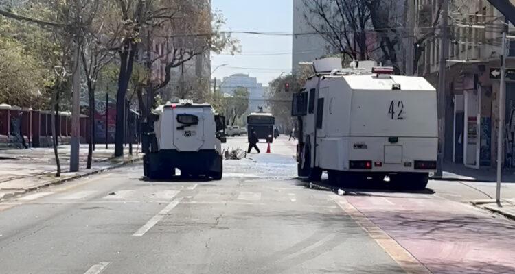 Lanzan alrededor de 50 bombas molotov a Carabineros en Liceo Barros Borgoño: hay dos detenidos