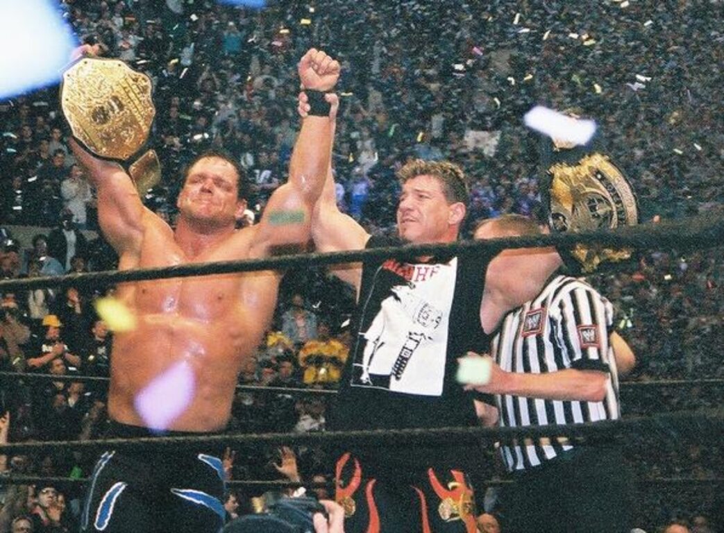 Chris Benoit y Eddie Guerrero celebrando su campeonato en parejas