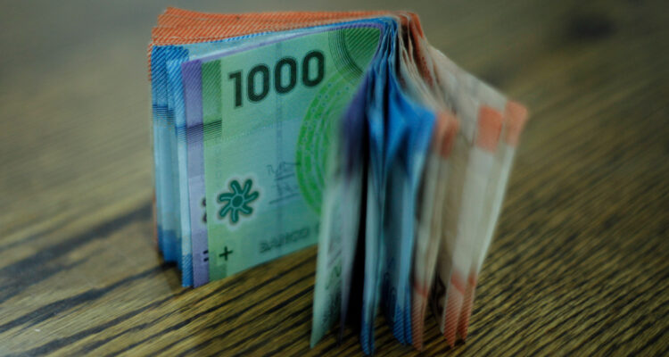 Análisis de Ipsos revela la caída del uso del efectivo como medio de pago en Chile