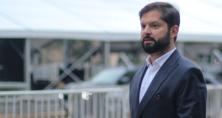 “Quizás se acuerde de mí… usted es un impostor”: hombre increpa a Boric fuera de La Moneda