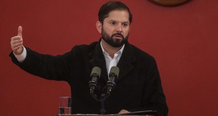 Presidente Boric apunta a “someter” a las “multinacionales” en inicio de cumbre por cambio climático