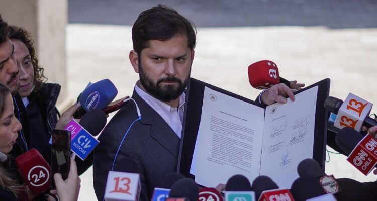 Boric a la derecha: “Si tuviéramos un gobierno constitucional que no les gusta ¿habría otro Pinochet?”