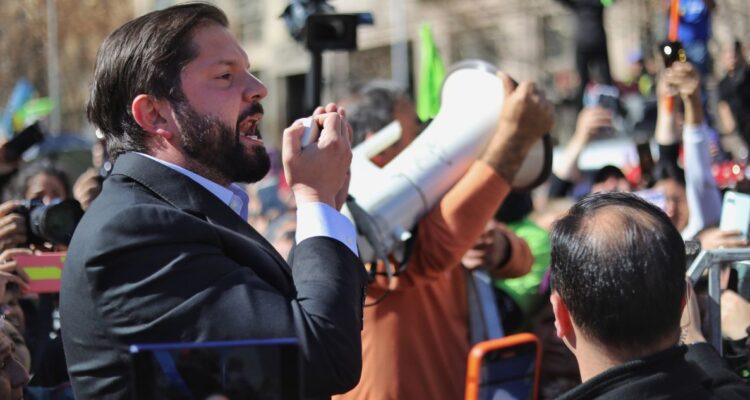 Carabineros activa plan de emergencia por manifestaciones en favor y en contra de Presidente Boric