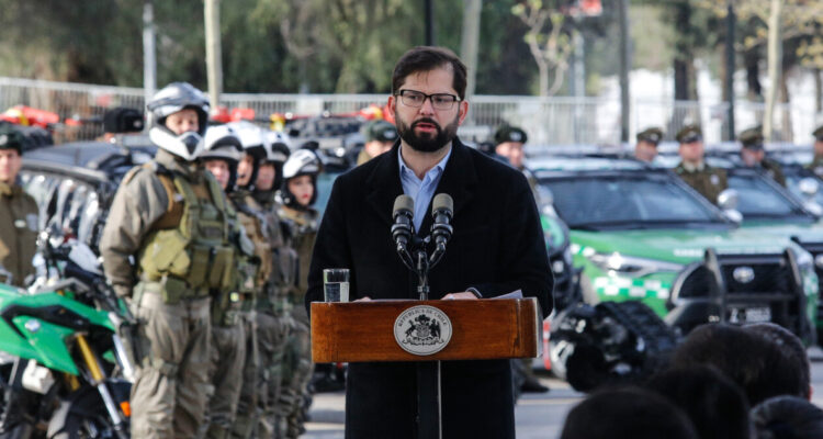 Presidente Boric defiende reputación de Carabineros ante insultos del dictador de Nicaragua
