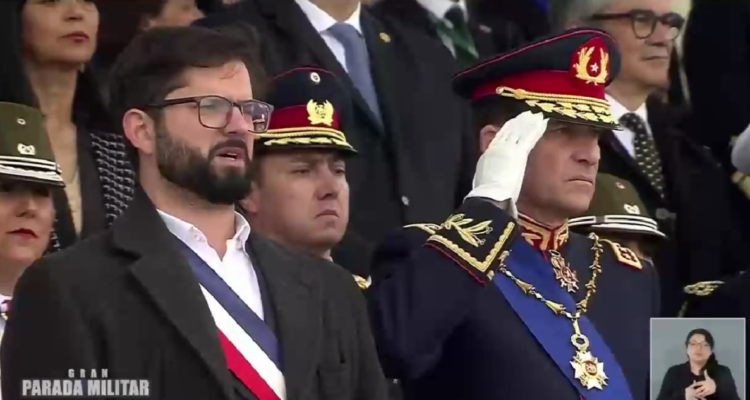 Gabriel Boric entonando Los Viejos Estandartes