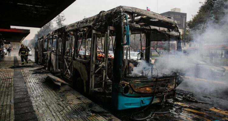 Quema de buses: Carabineros ingresa a Liceo de Aplicación con autorización del municipio de Santiago