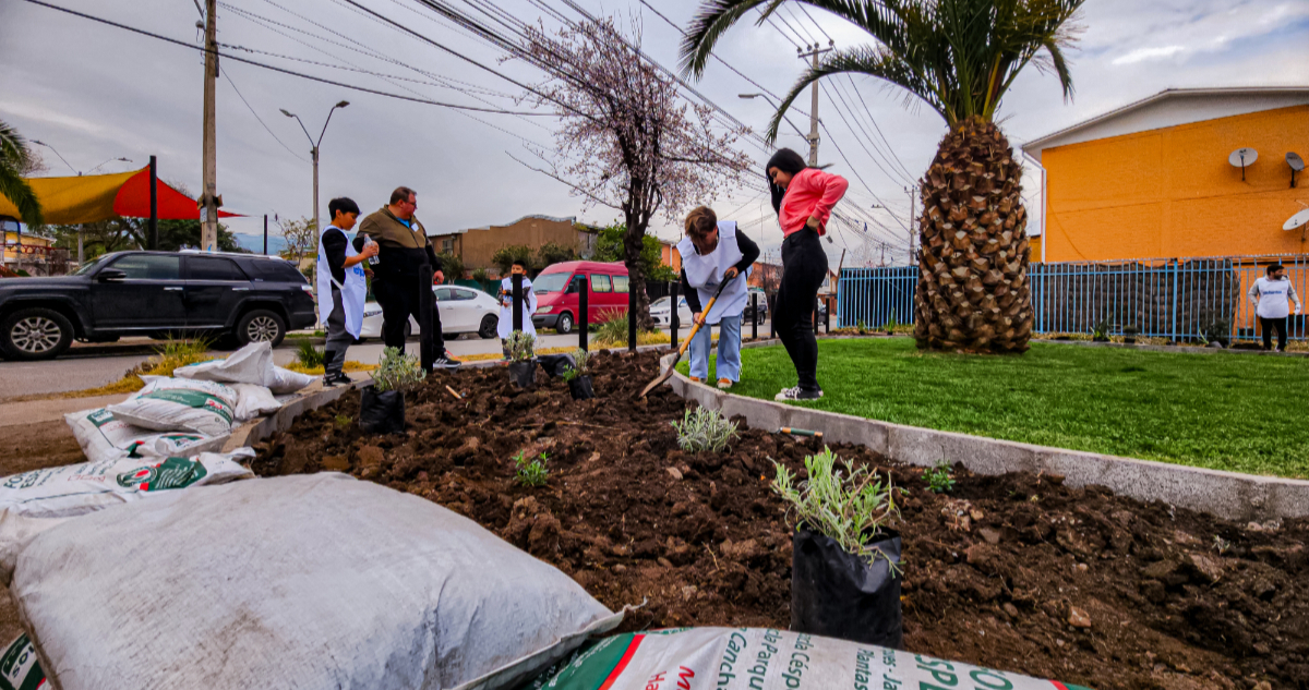 “Refresca tu Barrio” de Cachantun transforma y crea espacios públicos con vecinos en todo Chile