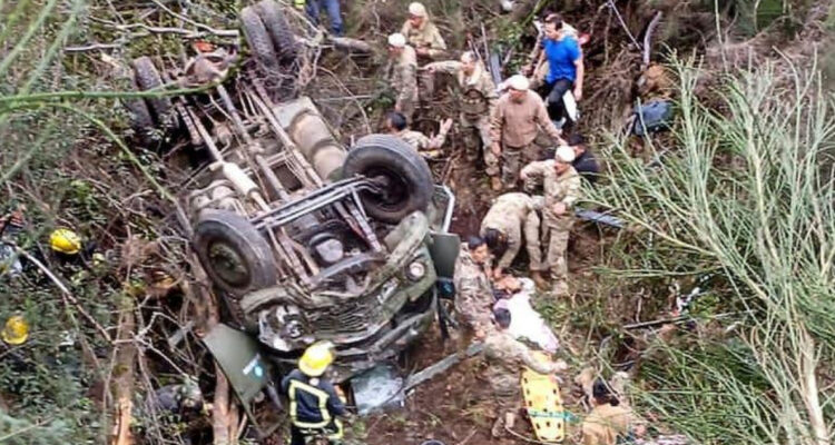 Camión del Ejército argentino cae por barranco en San Martín de Los Andes: al menos cuatros muertos