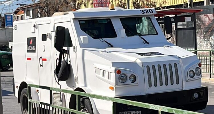 Vuelco en asalto a camión de valores en El Bosque: conductor estaba involucrado y fue detenido