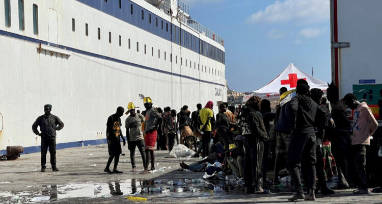 Caos total en la isla italiana Lampedusa tras la llegada de 100 barcos con 5 mil inmigrantes en un día