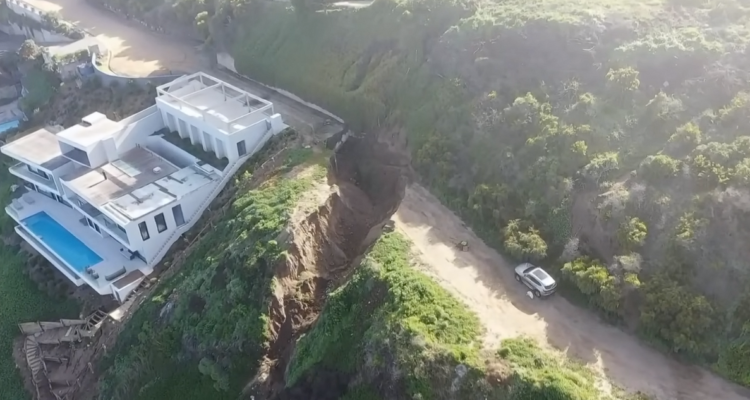 Ediles de Zapallar piden revisar plan regulador y permisos tras socavón en condominio de Cachagua