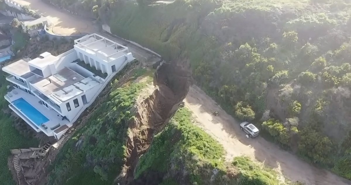 Ediles de Zapallar piden revisar plan regulador y permisos tras socavón en condominio de Cachagua