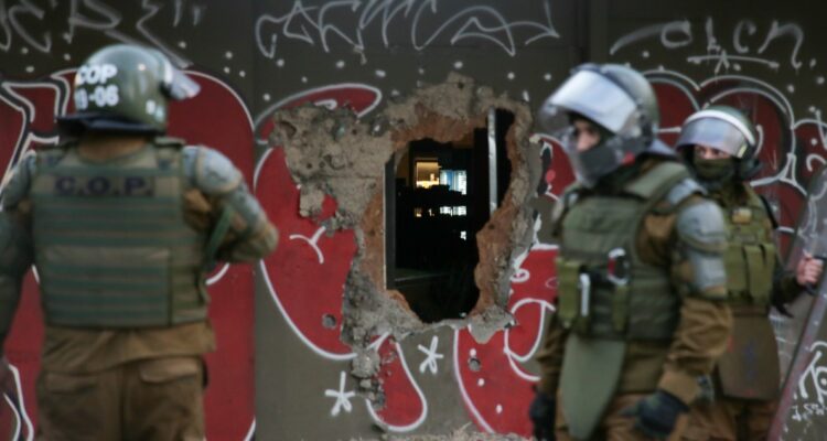 Duro revés a Contraloría: tribunal deja sin efecto cargos a generales de Carabineros por estallido