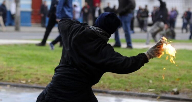 Carabineros y violencia en liceos emblemáticos: “En el INBA nos lanzaron 170 molotov en 20 minutos”