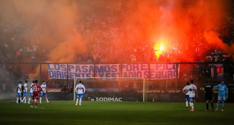 Universidad Católica vetó a una decena de hinchas por incidentes ante Ñublense.