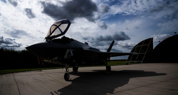 Reportan hallazgo de caza F-35 que siguió volando luego que piloto se eyectara en EEUU