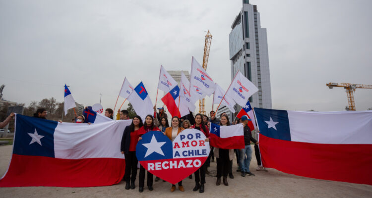 Grupo de personas celebra un año de que se rechazó la nueva constitución en plaza Baquedano