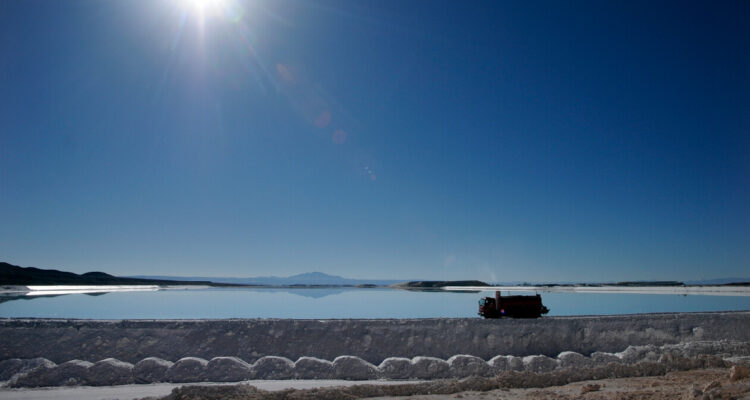 Camiones extrayendo litio del salar de atacama